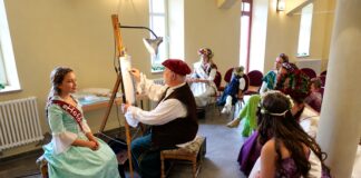 Harald Nickoleit beim Portr&auml;tieren der Hofdame der Dornburger Rosenk&ouml;nigin. Foto: PM