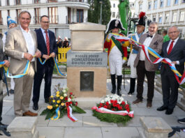 Auch dies war ein Termin bei der Er&ouml;ffnung des letzten Teilst&uuml;cks vom ans Tageslicht geholten Elster- m&uuml;hlgraben: Das sanierte Poniatowski-Denkmal wurde wieder aufgestellt und zwar als Hingucker auf der neuen Uferpromenade. Foto: Andr&eacute; Kempner