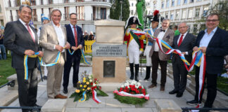 Auch dies war ein Termin bei der Er&ouml;ffnung des letzten Teilst&uuml;cks vom ans Tageslicht geholten Elster- m&uuml;hlgraben: Das sanierte Poniatowski-Denkmal wurde wieder aufgestellt und zwar als Hingucker auf der neuen Uferpromenade. Foto: Andr&eacute; Kempner
