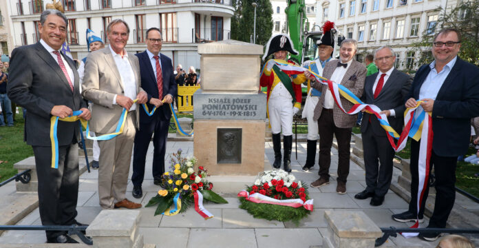 Auch dies war ein Termin bei der Eröffnung des letzten Teilstücks vom ans Tageslicht geholten Elster- mühlgraben: Das sanierte Poniatowski-Denkmal wurde wieder aufgestellt und zwar als Hingucker auf der neuen Uferpromenade. Foto: André Kempner Auch dies war ein Termin bei der Eröffnung des letzten Teilstücks vom ans Tageslicht geholten Elster- mühlgraben: Das sanierte Poniatowski-Denkmal wurde wieder aufgestellt und zwar als Hingucker auf der neuen Uferpromenade. Foto: André Kempner