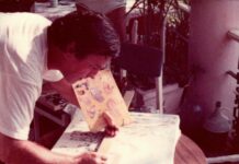 Karl-Heinrich Vogel zeigt in der Hospitalkapelle in Grimma &Ouml;lbilder aus seiner Zeit als Arzt in Angola in den 80er Jahren. Foto: privat