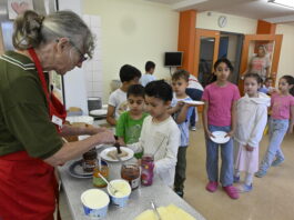 Die fr&uuml;here Grimmaer Stadtr&auml;tin Dr. Sabine Krahnert z&auml;hlt zu den flei&szlig;igen Ehrenamtlichen, die das Fr&uuml;hst&uuml;cksprojekt "BrotZeit" in Grimma-S&uuml;d m&ouml;glich machen. Foto: Thomas Kube