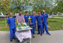 Experten des Herzzentrums begleiten Ole und seinen Papa Falko K&uuml;hnemund beim Spaziergang &uuml;ber das Klinikgel&auml;nde. Foto: HELIOS Kliniken GmbH