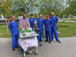 Experten des Herzzentrums begleiten Ole und seinen Papa Falko K&uuml;hnemund beim Spaziergang &uuml;ber das Klinikgel&auml;nde. Foto: HELIOS Kliniken GmbH