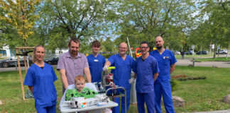 Experten des Herzzentrums begleiten Ole und seinen Papa Falko K&uuml;hnemund beim Spaziergang &uuml;ber das Klinikgel&auml;nde. Foto: HELIOS Kliniken GmbH
