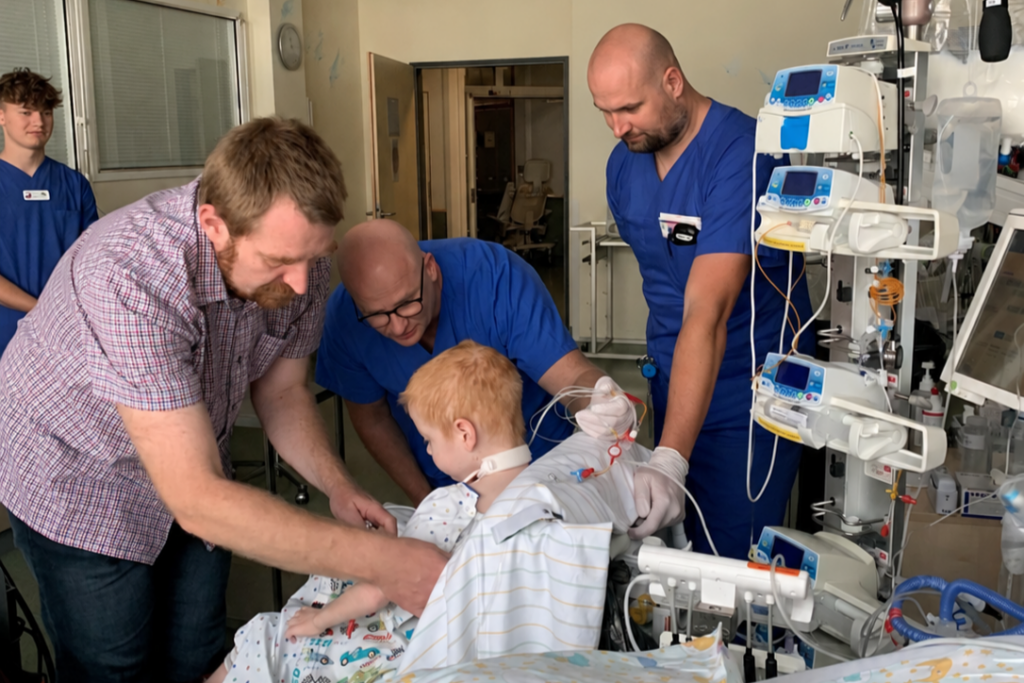 Vorbereitungen für den Spaziergang mit Papa Falko und dem Expertenteam des Herzzentrums. Foto: HELIOS Kliniken GmbH