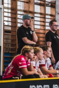 Auch als Trainer macht Svenson Hoppe eine gute Figur - sowohl bei den Männern als auch bei den Frauen. Foto: MFBC Leipzig