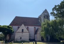 Wie Notre-Dame – nur auf dem Dorf: die Kirche Kölsa und ihr Wehrturm Die Kirche in Kölsa liegt ruhig neben dem Dorfteich. Auffällig ist ihr massiger runder Wehrturm. Foto: Nannette Hoffmann