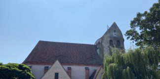 Wie Notre-Dame – nur auf dem Dorf: die Kirche Kölsa und ihr Wehrturm Die Kirche in Kölsa liegt ruhig neben dem Dorfteich. Auffällig ist ihr massiger runder Wehrturm. Foto: Nannette Hoffmann