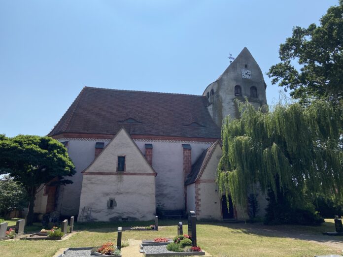 Die Kirche in Kölsa liegt ruhig neben dem Dorfteich. Auffällig ist ihr massiger runder Wehrturm. Foto: Nannette Hoffmann Die Kirche in Kölsa liegt ruhig neben dem Dorfteich. Auffällig ist ihr massiger runder Wehrturm. Foto: Nannette Hoffmann