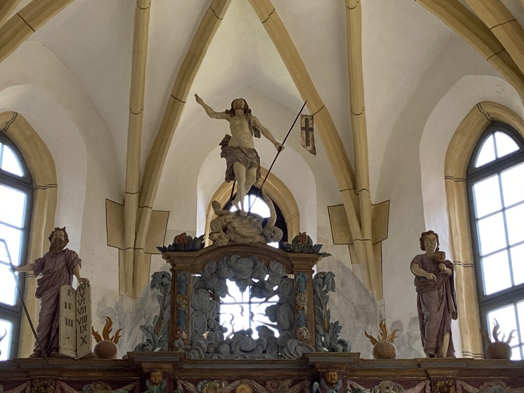 Das spätgotische Netzgewölbe erstreckt sich vom Eingang bis inden Altarraum und verleiht der kleinen Kölsaer Kirche ihre be- sondere Raumwirkung. Foto: Nannette Hoffmann