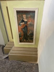 Frauengestalt am Altar der Kirche Spr&ouml;da