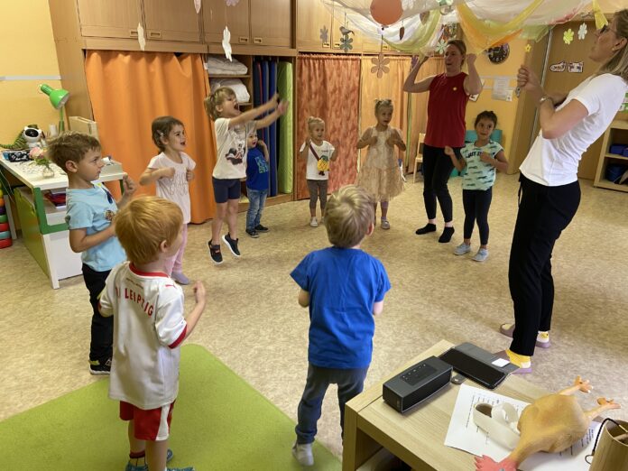 Mit dem „Gute-Laune“-Song des Kindermusikduos Großstadt-Engel wärmt sich die Gruppe auf. Foto: Nannette Hoffmann