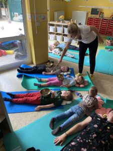 Zur Entspannung werden die Klangschalen auf den Rücken und den Bauch der Kinder gelegt. Foto: Nannette Hoffmann