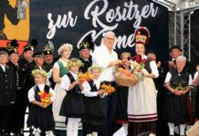 Die 15. Kirmesk&ouml;nigin Monique er&ouml;ffnete die 34. Rositzer Kirmes und &uuml;bergab dem B&uuml;rgermeister das Kirmesbrot. Foto: PM