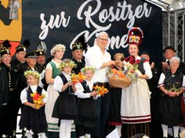 Die 15. Kirmesk&ouml;nigin Monique er&ouml;ffnete die 34. Rositzer Kirmes und &uuml;bergab dem B&uuml;rgermeister das Kirmesbrot. Foto: PM