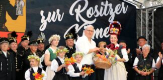 Die 15. Kirmesk&ouml;nigin Monique er&ouml;ffnete die 34. Rositzer Kirmes und &uuml;bergab dem B&uuml;rgermeister das Kirmesbrot. Foto: PM