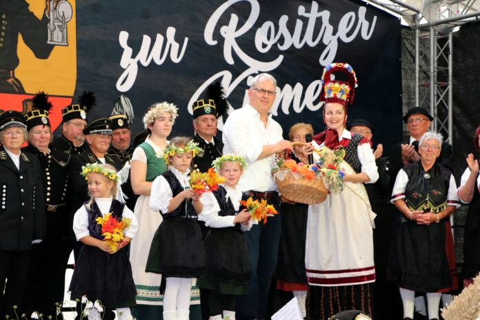 Kirmeskönigin Monique und Bürgermeister Die 15. Kirmeskönigin Monique eröffnete die 34. Rositzer Kirmes und übergab dem Bürgermeister das Kirmesbrot. Foto: PM