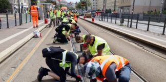 Das Bild des Sommers 2026: Freiwillige Helfer sind bei der Schienenreinigung an der Haltestelle Leib- nizstra&szlig;e in Leipzig mit dabei. Foto: Andr&eacute; Kempner