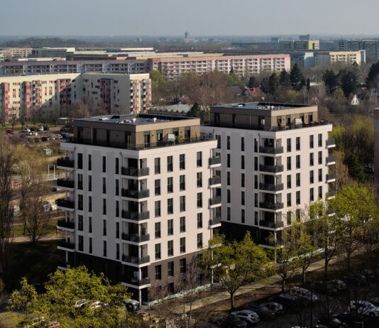 Dass die Fassaden und ein Gro&szlig;teil der beiden Neubauten aus Holz bestehen, ist den nun fertigen "Lipsia-Zwillingen" im Vorbeigehen kaum anzusehen. Foto: WG Lipsia