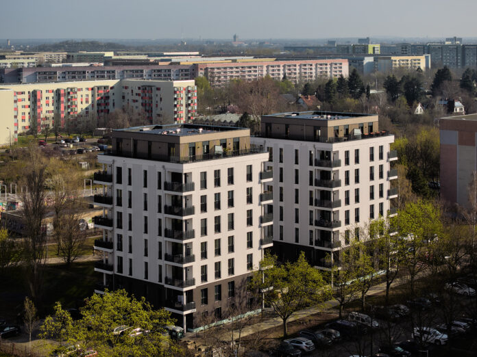 Dass die Fassaden und ein Großteil der beiden Neubauten aus Holz bestehen, ist den nun fertigen Dass die Fassaden und ein Großteil der beiden Neubauten aus Holz bestehen, ist den nun fertigen