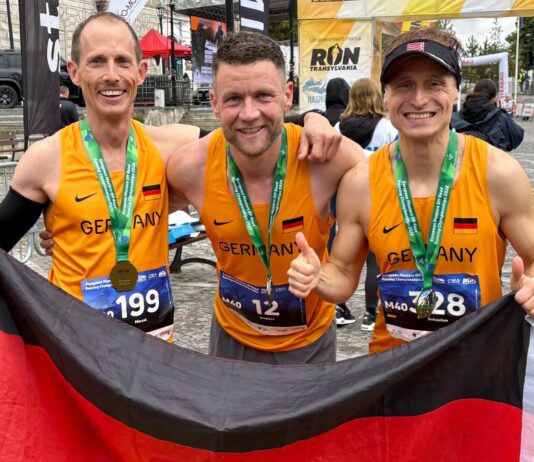 So sehen Sieger aus: Stephan Amberg hatte bei der Europameisterschaft mit seinen Teamkollegen Marcel Job (l.) und Sebastian Seyfarth allen Grund zum Jubeln. Foto: privat