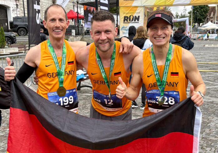 So sehen Sieger aus: Stephan Amberg hatte bei der Europameisterschaft mit seinen Teamkollegen Marcel Job (l.) und Sebastian Seyfarth allen Grund zum Jubeln. Foto: privat