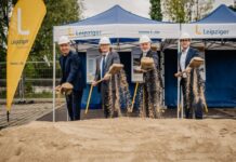 Der erste Spatenstich f&uuml;r eine gro&szlig;e PV-Carport-Anlage erfolgte dieser Tage an der Neuen Messe - mit dabei sind Thomas Dienberg, Heiko Rosenthal, Sebastian Scheel und Dr. Maik Piehler (v.l.). Foto: L-Gruppe