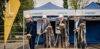 Der erste Spatenstich f&uuml;r eine gro&szlig;e PV-Carport-Anlage erfolgte dieser Tage an der Neuen Messe - mit dabei sind Thomas Dienberg, Heiko Rosenthal, Sebastian Scheel und Dr. Maik Piehler (v.l.). Foto: L-Gruppe