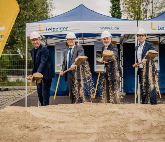 Der erste Spatenstich f&uuml;r eine gro&szlig;e PV-Carport-Anlage erfolgte dieser Tage an der Neuen Messe - mit dabei sind Thomas Dienberg, Heiko Rosenthal, Sebastian Scheel und Dr. Maik Piehler (v.l.). Foto: L-Gruppe