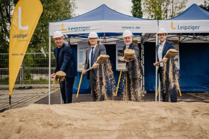 Der erste Spatenstich für eine große PV-Carport-Anlage erfolgte dieser Tage an der Neuen Messe - mit dabei sind Thomas Dienberg, Heiko Rosenthal, Sebastian Scheel und Dr. Maik Piehler (v.l.). Foto: L-Gruppe Der erste Spatenstich für eine große PV-Carport-Anlage erfolgte dieser Tage an der Neuen Messe - mit dabei sind Thomas Dienberg, Heiko Rosenthal, Sebastian Scheel und Dr. Maik Piehler (v.l.). Foto: L-Gruppe