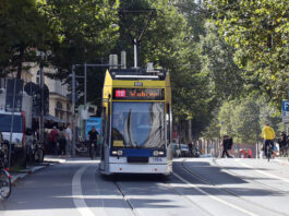 Beliebtes Fortbewegungsmittel in Leipzig: Die Stra&szlig;enbahn &ndash; hier die Linie 10. Foto: Andr&eacute; Kempner