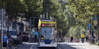 Leipzig: Weniger Auto, mehr Bahn – doch der ÖPNV wird langsamer Beliebtes Fortbewegungsmittel in Leipzig: Die Straßenbahn – hier die Linie 10. Foto: André Kempner