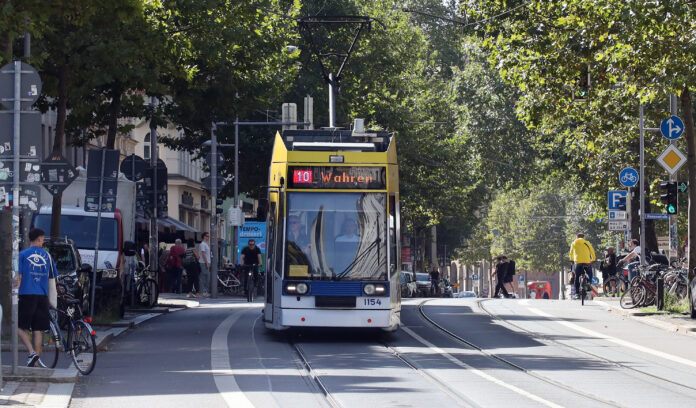 Beliebtes Fortbewegungsmittel in Leipzig: Die Straßenbahn – hier die Linie 10. Foto: André Kempner Beliebtes Fortbewegungsmittel in Leipzig: Die Straßenbahn – hier die Linie 10. Foto: André Kempner