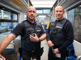 Zum Mobilit&auml;tstag stellen die Leipziger Verkehrsbetriebe (LVB) das neue System mit Bodycam vor, mit denen Kollegen im Pr&uuml;fdienst ausgestattet wurden. Sie kommen ab sofort bei Kontrollen in Bus und Stra&szlig;enbahn zum Einsatz. Foto: Christian Modla