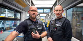 Zum Mobilit&auml;tstag stellen die Leipziger Verkehrsbetriebe (LVB) das neue System mit Bodycam vor, mit denen Kollegen im Pr&uuml;fdienst ausgestattet wurden. Sie kommen ab sofort bei Kontrollen in Bus und Stra&szlig;enbahn zum Einsatz. Foto: Christian Modla