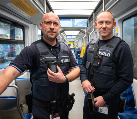 Zum Mobilit&auml;tstag stellen die Leipziger Verkehrsbetriebe (LVB) das neue System mit Bodycam vor, mit denen Kollegen im Pr&uuml;fdienst ausgestattet wurden. Sie kommen ab sofort bei Kontrollen in Bus und Stra&szlig;enbahn zum Einsatz. Foto: Christian Modla