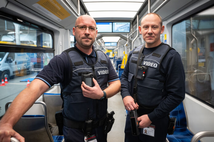 Zum Mobilitätstag stellen die Leipziger Verkehrsbetriebe (LVB) das neue System mit Bodycam vor, mit denen Kollegen im Prüfdienst ausgestattet wurden. Sie kommen ab sofort bei Kontrollen in Bus und Straßenbahn zum Einsatz. Foto: Christian Modla Zum Mobilitätstag stellen die Leipziger Verkehrsbetriebe (LVB) das neue System mit Bodycam vor, mit denen Kollegen im Prüfdienst ausgestattet wurden. Sie kommen ab sofort bei Kontrollen in Bus und Straßenbahn zum Einsatz. Foto: Christian Modla