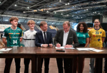 Anton Vo&szlig;, Raban Crustewitz, Sachsens Ministerpr&auml;sident Michael Kretschmer, Leipzigs Oberb&uuml;rgermeister Burkhard Jung, Sherin Kimuana, Marlene Tucholke (l-r) bei der Unterschrift Zuwendungsvertrag f&uuml;r neue Ballsporthalle in der Arena. Foto: Christian Modla