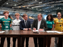 Anton Vo&szlig;, Raban Crustewitz, Sachsens Ministerpr&auml;sident Michael Kretschmer, Leipzigs Oberb&uuml;rgermeister Burkhard Jung, Sherin Kimuana, Marlene Tucholke (l-r) bei der Unterschrift Zuwendungsvertrag f&uuml;r neue Ballsporthalle in der Arena. Foto: Christian Modla