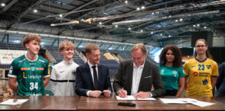 Anton Vo&szlig;, Raban Crustewitz, Sachsens Ministerpr&auml;sident Michael Kretschmer, Leipzigs Oberb&uuml;rgermeister Burkhard Jung, Sherin Kimuana, Marlene Tucholke (l-r) bei der Unterschrift Zuwendungsvertrag f&uuml;r neue Ballsporthalle in der Arena. Foto: Christian Modla